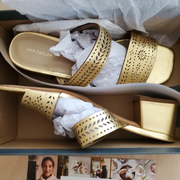 Anne Taylor Gold Leather Sandals size 9.5 - Picture 3 of 7